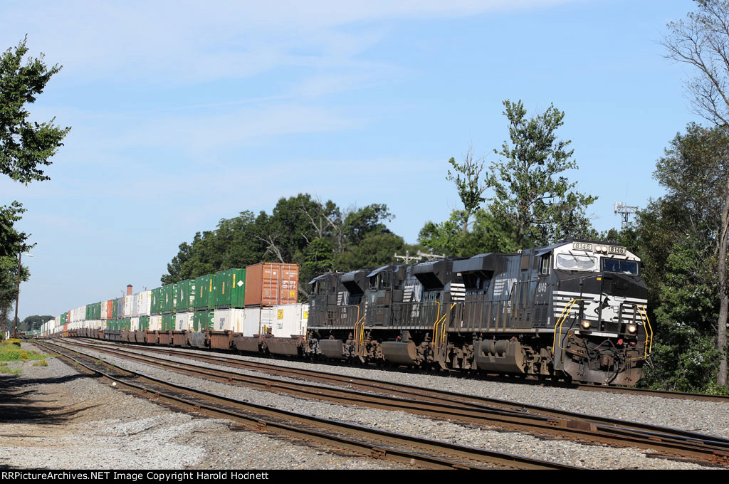 NS 8146 leads train 214 northbound